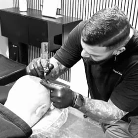 Scalp Micropigmentation, Hårpigmentering - Naturlig hårlinje med smp på man, 28 år, i Göteborg – Naturligt resultat från Made Hair Academy.