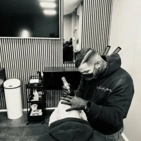 Scalp Micropigmentation, Hårpigmentering - Naturlig hårlinje med smp på man, 28 år, i Göteborg – Naturligt resultat från Made Hair Academy.