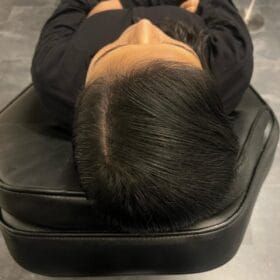 Scalp micropigmentation på kvinna, 47 år, utförd hos Made Hair Academy Göteborg – ledande klinik inom kvinnlig hårpigmentering i Sverige