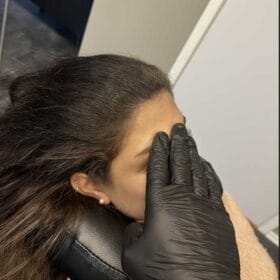 Scalp micropigmentation kvinnor, i Stockholm och Göteborg | diskret hårpigmentering som fyller ut glipor och ger naturligt tätare hår hos Made Hair Academy