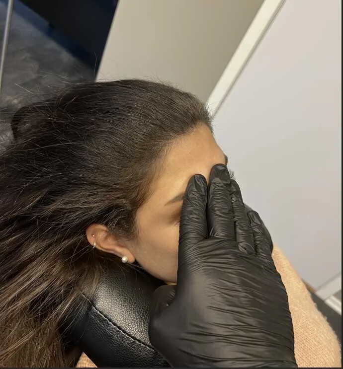 Scalp micropigmentation kvinnor, i Stockholm och Göteborg | diskret hårpigmentering som fyller ut glipor och ger naturligt tätare hår hos Made Hair Academy